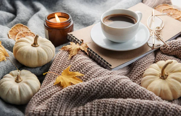 Weiße Kürbisse Kaffee Und Herbstblätter Auf Einem Grauen Strickpullover Herbstliche — Stockfoto