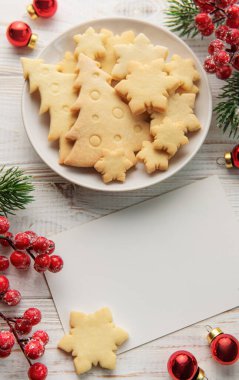 Lezzetli ev yapımı Noel kurabiyeleri. Geleneksel zencefilli kurabiye ve süslemeler.. 