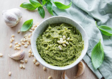 Taze pesto sosu. Yeşil fesleğen pesto. Pesto sosu için malzemeler - Taze fesleğen, çam fıstığı, zeytinyağı ve peynir