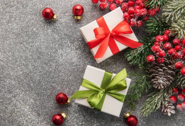 Noel arkaplanı. Firavun ağacı süslemeleri ve hediye kutuları kopyalama alanı olan siyah beton üzerine. Noel ya da Yeni Yıl Kartı