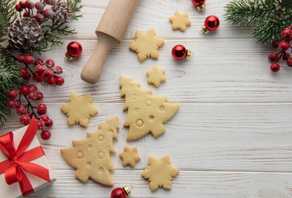 stock image Christmas homemade gingerbread cookies and Christmas decorations on a white wooden background