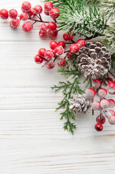 Noel arkaplanı. Beyaz tahta arkaplandaki firavun ağacı süslemeleri. Noel ya da Yeni Yıl Kartı