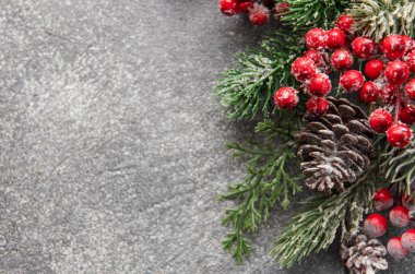 Noel arkaplanı. Fotokopi alanı ile siyah beton üzerine fidan ağacı süslemeleri. Noel ya da Yeni Yıl Kartı