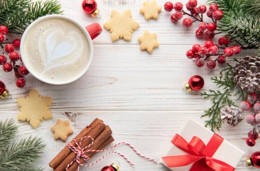 Beyaz ahşap arka planda bir fincan kahve ve Noel süsü. Noel ve yeni yıl kutlaması konsepti. Kopyalama alanı olan üst görünüm, düz yatay.