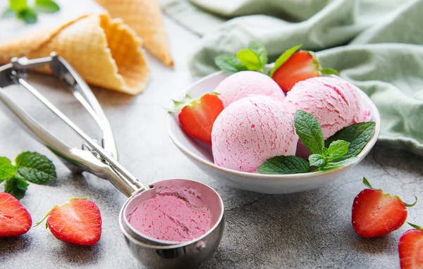 Hausgemachtes Erdbeereis Mit Frischen Erdbeeren Süßes Sommerdessert Aus Beeren Konkreter — Stockfoto