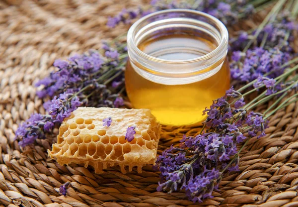 Glass Honey Honeycomb Lavender Flowers — Stockfoto