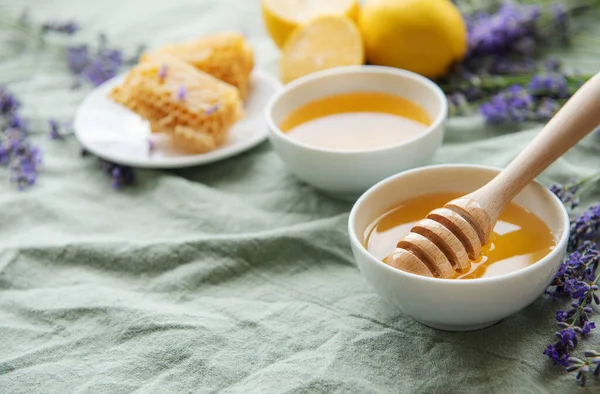 Schalen Mit Honig Waben Und Lavendelblüten — Stockfoto