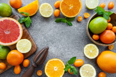 Tahta bir masada dilimlenmiş taze narenciye.