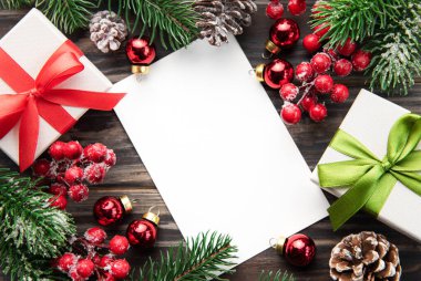 Noel arkaplanı köknar ağacı ve eski ahşap arka planda dekor. Kopyalama alanı olan üst görünüm