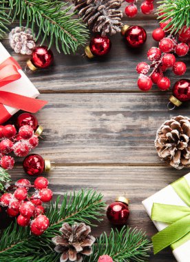Noel arkaplanı köknar ağacı ve eski ahşap arka planda dekor. Kopyalama alanı olan üst görünüm