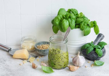 Taze pesto sosu. Yeşil fesleğen pesto. Pesto sosu için malzemeler - Taze fesleğen, çam fıstığı, zeytinyağı ve peynir