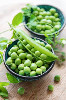 İçinde taze taze taze bezelye kabukları olan bir kase. Sağlıklı organik gıda. 