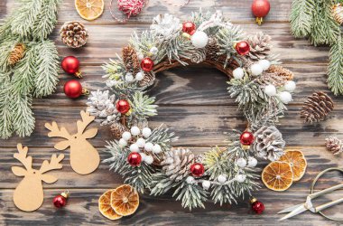 Dekoratif Noel çelengi. Köknar ağacından çelenk ve eski ahşap bir arka planda koni. Noel süslemeleri