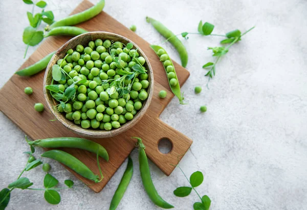 Bowl Young Fresh Juicy Pods Green Peas Wooden Background Healthy — Stockfoto