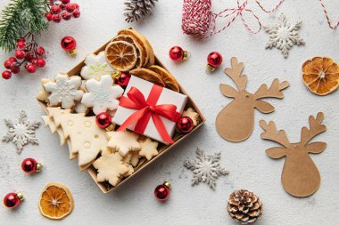 Lezzetli ev yapımı Noel kurabiyeleri. Geleneksel zencefilli kurabiye ve süslemeler.. 