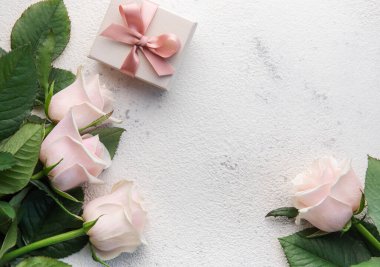 Bir buket pembe gül ve çimento kaplı hediye kutusu. Sevgililer Günü