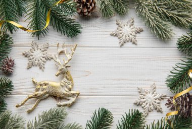 Noel arkaplanı. Beyaz tahta arkaplandaki firavun ağacı süslemeleri. Noel ya da Yeni Yıl Kartı