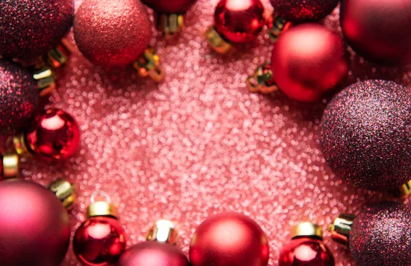 Decoración Adornos Navidad Roja Sobre Fondo Rojo Brillante Con Espacio — Foto de Stock