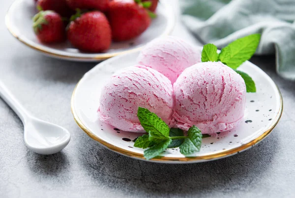 イチゴを使った自家製ストロベリーアイス 甘いベリー夏のデザート 具体的な背景 — ストック写真