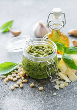 Taze pesto sosu. Yeşil fesleğen pesto. Pesto sosu için malzemeler - Taze fesleğen, çam fıstığı, zeytinyağı ve peynir