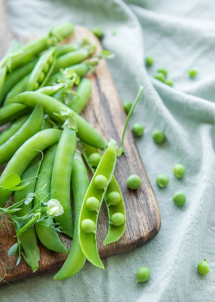 Young Fresh Juicy Pods Green Peas Healthy Organic Food — ストック写真