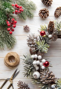  Noel çelengi yapmak, Noel için hazırlanmak, yaratıcı sanatlar çelengi. Beyaz eski ahşap arka plan