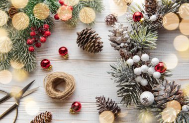  Noel çelengi yapmak, Noel için hazırlanmak, yaratıcı sanatlar çelengi. Beyaz eski ahşap arka plan