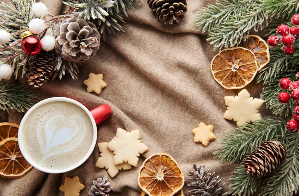 暖かいセーター クッキー コーヒー 装飾が施されたクリスマスと冬の居心地の良い背景 — ストック写真