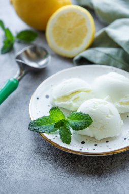 Ev yapımı limonlu dondurma ve nane şekeri.