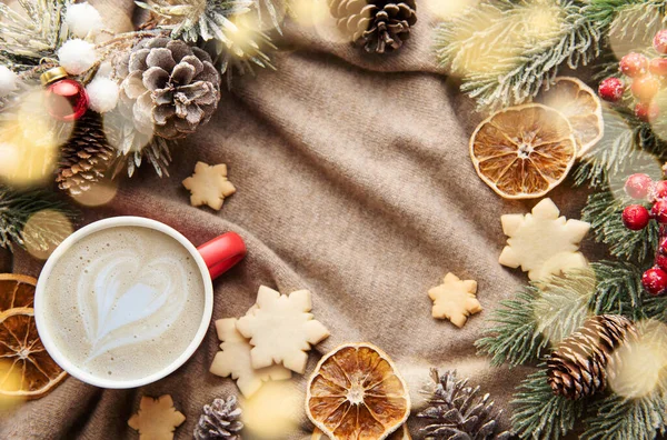 暖かいセーター クッキー コーヒー 装飾が施されたクリスマスと冬の居心地の良い背景 — ストック写真