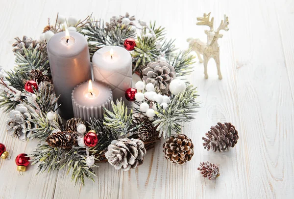 전통적으로 크리스마스 이전에는 촛불을 태우는 전나무가지에 장식된 화환을 걸었다 — 스톡 사진