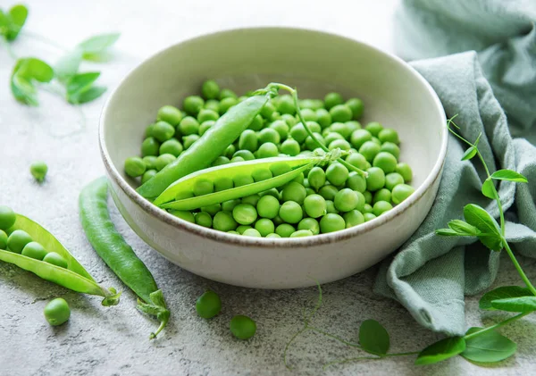 緑のエンドウ豆の若い新鮮なジューシーなポッドでボウル 健康的な有機食品 — ストック写真