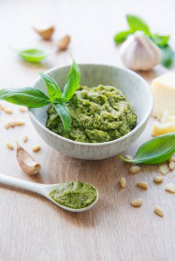 Taze pesto sosu. Yeşil fesleğen pesto. Pesto sosu için malzemeler - Taze fesleğen, çam fıstığı, zeytinyağı ve peynir