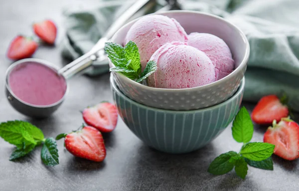 自制草莓冰淇淋配新鲜草莓 甜浆果夏季甜点 具体背景 — 图库照片
