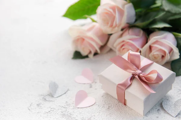 Bouquet Rose Rosa Scatola Regalo Uno Sfondo Cemento San Valentino — Foto Stock