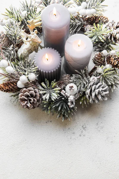 点着蜡烛的冷杉枝头装饰着敬神的花环 这是圣诞节前的传统 白色的旧木制背景 — 图库照片