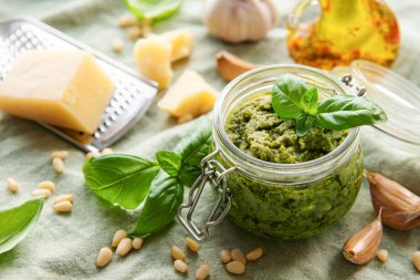 Taze pesto sosu. Yeşil fesleğen pesto. Pesto sosu için malzemeler - Taze fesleğen, çam fıstığı, zeytinyağı ve peynir