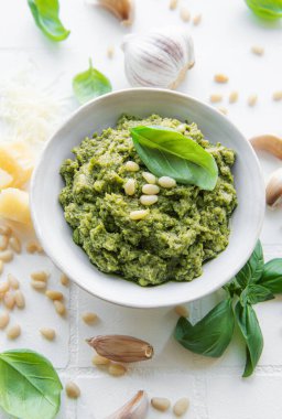 Taze pesto sosu. Yeşil fesleğen pesto. Pesto sosu için malzemeler - Taze fesleğen, çam fıstığı, zeytinyağı ve peynir