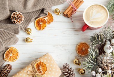 Sıcak süveter, kurabiye, kahve ve süslemelerle Noel ve kış sıcacık arka plan.