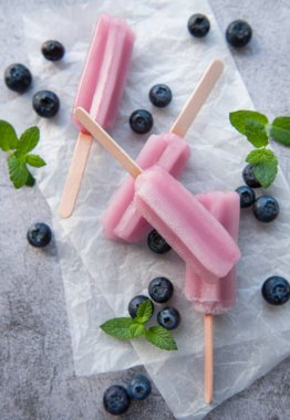 Taze organik yaban mersinli dondurma. Yaz tatlıları ve tatlılar. Vejetaryen yemeği.