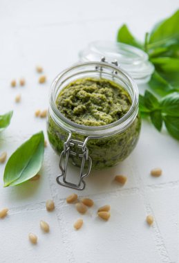 Taze pesto sosu. Yeşil fesleğen pesto. Pesto sosu için malzemeler - Taze fesleğen, çam fıstığı, zeytinyağı ve peynir