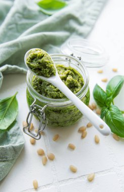 Taze pesto sosu. Yeşil fesleğen pesto. Pesto sosu için malzemeler - Taze fesleğen, çam fıstığı, zeytinyağı ve peynir