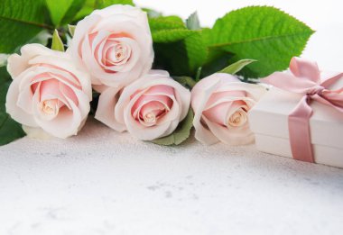 Bir buket pembe gül ve çimento kaplı hediye kutusu. Sevgililer Günü