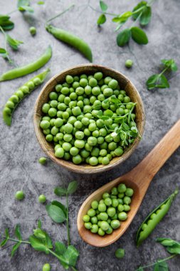 İçinde taze taze taze bezelye kabukları olan bir kase. Sağlıklı organik gıda. 