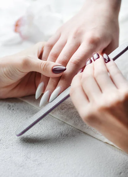 Piękne Dłonie Młodej Kobiety Białym Manicure Paznokciach Proces Manicure — Zdjęcie stockowe