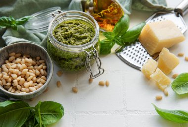 Taze pesto sosu. Yeşil fesleğen pesto. Pesto sosu için malzemeler - Taze fesleğen, çam fıstığı, zeytinyağı ve peynir