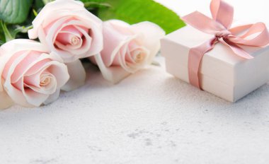 Bir buket pembe gül ve çimento kaplı hediye kutusu. Sevgililer Günü