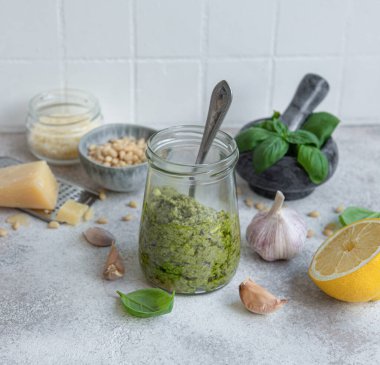 Taze pesto sosu. Yeşil fesleğen pesto. Pesto sosu için malzemeler - Taze fesleğen, çam fıstığı, zeytinyağı ve peynir