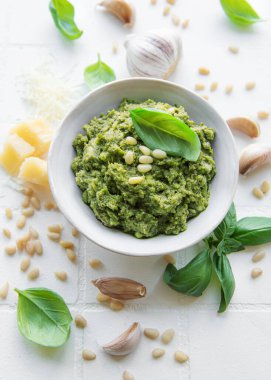 Taze pesto sosu. Yeşil fesleğen pesto. Pesto sosu için malzemeler - Taze fesleğen, çam fıstığı, zeytinyağı ve peynir