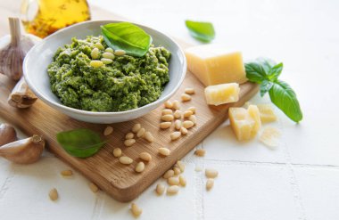 Taze pesto sosu. Yeşil fesleğen pesto. Pesto sosu için malzemeler - Taze fesleğen, çam fıstığı, zeytinyağı ve peynir